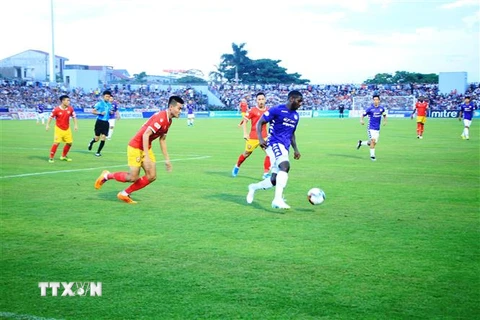 Rimario (Hà Nội FC) đi bóng trước sự đeo bám của các cầu thủ Hồng Lĩnh Hà Tĩnh. (Ảnh: Phan Quân/TTXVN)
