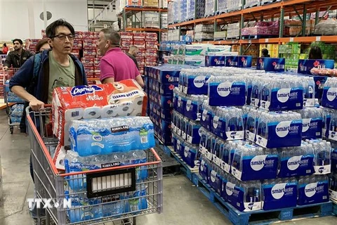 Người dân mua sắm tại một cửa hàng ở bang California, Mỹ. (Ảnh: AFP/TTXVN)