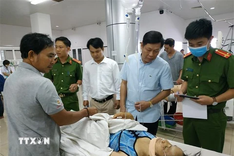 Chủ tịch Ủy ban Nhân dân tỉnh Đắk Nông Nguyễn Bốn (thứ 2, phải sang) thăm hỏi các nạn nhân của vụ tai nạn được cấp cứu tại Bệnh viện đa khoa vùng Tây Nguyên. (Ảnh: Tuấn Anh/TTXVN)