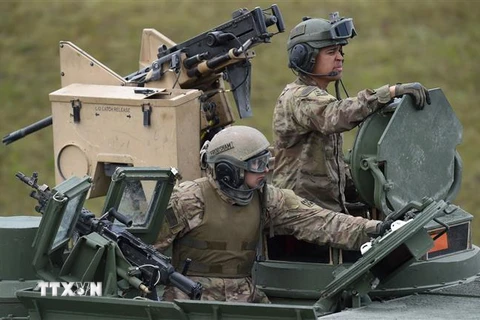 Binh sỹ Mỹ tham gia một cuộc tập trận tại Grafenwoehr, miền nam Đức. (Ảnh: AFP/TTXVN)