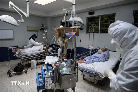 Nhân viên y tế chăm sóc bệnh nhân nhiễm COVID-19 tại bệnh viện ở San Salvador, El Salvador. (Ảnh: AFP/TTXVN)