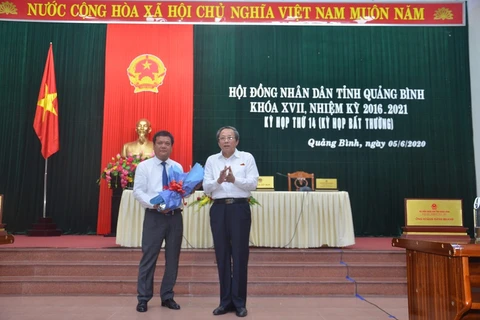 Bí thư Tỉnh ủy Quảng Bình Hoàng Đăng Quang (phải) chúc mừng tân Phó Chủ tịch UBND tỉnh Trần Phong. (Nguồn: baochinhphu.vn)