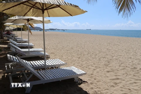 Biển Bình Sơn-Ninh Chữ được quy hoạch thành khu du lịch biển với hệ thống các bãi tắm, khu nghỉ dưỡng cao cao cấp. (Ảnh: Nguyễn Thành/TTXVN)