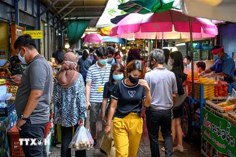 Người dân đeo khẩu trang phòng lây nhiễm COVID-19 tại Bangkok, Thái Lan. (Ảnh: AFP/TTXVN)