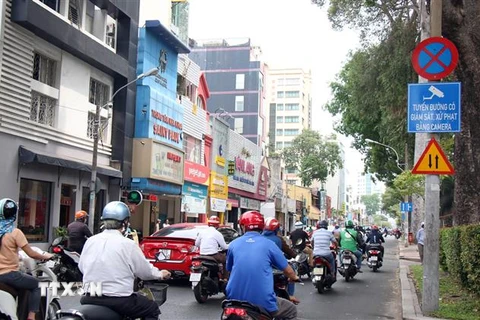 Đường Nguyễn Thị Minh Khai được gắn bảng thông báo giám sát và xử phạt vi phạm giao thông bằng camera. (Ảnh: Tiến Lực/TTXVN)