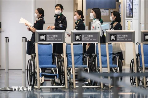 Nhân viên một hãng hàng không làm việc tại sân bay Haneda ở Tokyo, Nhật Bản. (Ảnh: AFP/TTXVN)