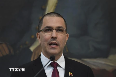 Ngoại trưởng Venezuela Jorge Arreaza phát biểu tại một cuộc họp báo ở Caracas. (Ảnh: AFP/TTXVN)