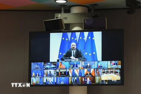 Chủ tịch Hội đồng châu Âu Charles Michel (phía trên) và lãnh đạo các nước EU họp thượng đỉnh trực tuyến về kế hoạch phục hồi sau đại dịch COVID-19. (Ảnh: AFP/TTXVN)