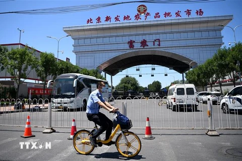 Chợ Tân Phát Địa ở thủ đô Bắc Kinh, Trung Quốc, bị phong tỏa do phát hiện ổ dịch COVID-19 tại đây. (Ảnh: AFP/TTXVN)