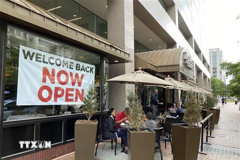Một nhà hàng mở cửa trở lại tại Washington, DC, Mỹ. (Ảnh: AFP/TTXVN)