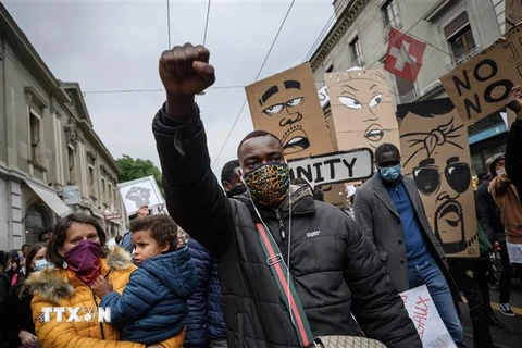 Biểu tình phản đối phân biệt chủng tộc tại Geneva, Thụy Sĩ. (Ảnh: AFP/TTXVN)