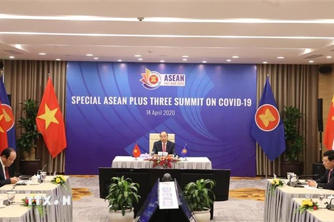 Thủ tướng Nguyễn Xuân Phúc, Chủ tịch ASEAN 2020, phát biểu khai mạc Hội nghị Cấp cao ASEAN+3 về ứng phó với dịch bệnh COVID-19. (Ảnh: Thống Nhất/TTXVN)