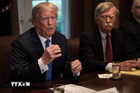 Tổng thống Mỹ Donald Trump (trái) và ông John Bolton, khi giữ chức Cố vấn An ninh quốc gia, trong cuộc họp tại Nhà Trắng. (Ảnh: AFP/TTXVN)