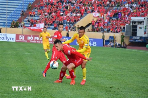 Dược Nam Hà Nam Định thất bại 0-2 trước câu lạc bộ bóng đá Hải Phòng. (Ảnh: Công Luật/TTXVN)