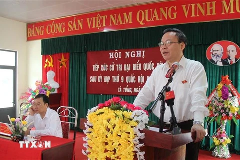 Phó Chủ tịch Quốc hội Phùng Quốc Hiển phát biểu tại buổi tiếp xúc cử tri xã Tà Tổng. (Ảnh: Quý Trung/TTXVN)