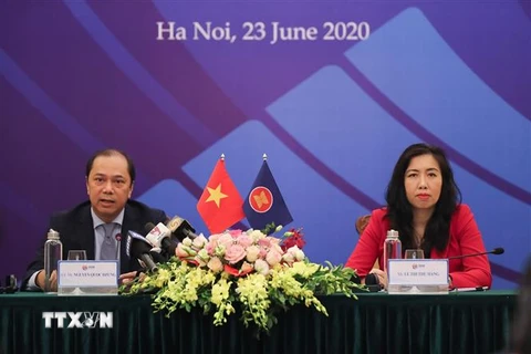 Thứ trưởng Bộ Ngoại giao Nguyễn Quốc Dũng (trái) chủ trì Họp báo về Hội nghị cấp cao ASEAN lần thứ 36. (Ảnh: Hoàng Việt/TTXVN)