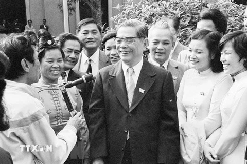 Tổng Bí thư Nguyễn Văn Linh với các đại biểu dự Đại hội Đảng VI Đại hội Đổi mới của Việt Nam. (Ảnh: Xuân Lâm/TTXVN)