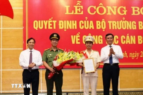 Trao quyết định bổ nhiệm Giám đốc Công an tỉnh Quảng Bình cho Đại tá Nguyễn Tiến Nam. (Ảnh: TTXVN phát)