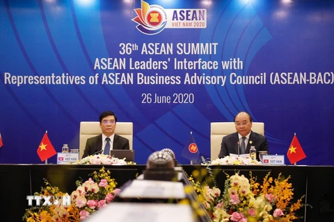 Thủ tướng Nguyễn Xuân Phúc, Chủ tịch ASEAN 2020 và Chủ tịch ASEAN BAC, Phó Chủ tịch VCCI Đoàn Duy Khương, dự Phiên đối thoại của các Nhà lãnh đạo ASEAN với Hội đồng Tư vấn Kinh doanh ASEAN (ASEAN BAC). (Ảnh: TTXVN)