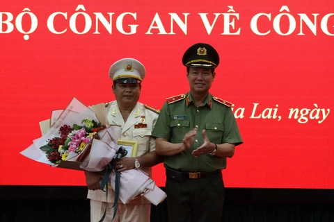Thiếu tướng Lê Tấn Tới, Thứ trưởng Bộ Công an, trao Quyết định bổ nhiệm Đại tá Rah Lan Lâm giữ chức Giám đốc Công an tỉnh Gia Lai. (Ảnh: Hoài Nam/TTXVN)