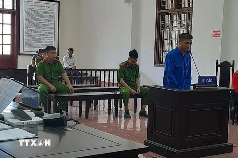 Bị cáo Bùi Văn Hùng tại phiên tòa và khai nhận toàn bộ hành vi phạm tội của mình tại phiên tòa. (Ảnh: Vũ Hà/TTXVN)