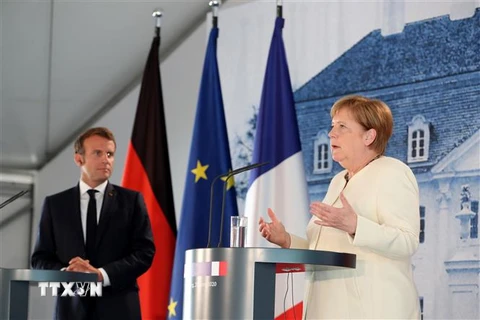 Thủ tướng Đức Angela Merkel (phải) và Tổng thống Pháp Emmanuel Macron trong cuộc họp báo chung sau hội đàm, tại Meseberg, ngoại ô Berlin. (Ảnh: AFP/TTXVN)
