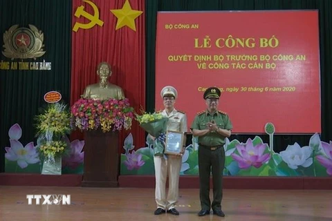 Đại tá Vũ Hồng Quang nhận quyết định Giám đốc Công an tỉnh Cao Bằng. (Ảnh: Chu Hiệu/TTXVN)