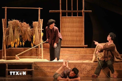 Một cảnh trong vở diễn "Điều còn lại" của Nhà hát kịch Việt Nam. (Ảnh: Thanh Tùng/TTXVN)