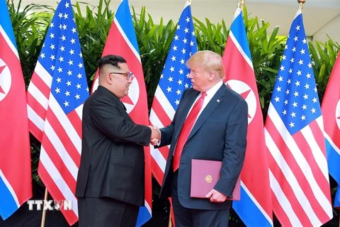 Tổng thống Mỹ Donald Trump (phải) và nhà lãnh đạo Triều Tiên Kim Jong-un tại hội nghị thượng đỉnh Mỹ-Triều ở Singapore ngày 12/6/2018. (Ảnh: AFP/TTXVN)