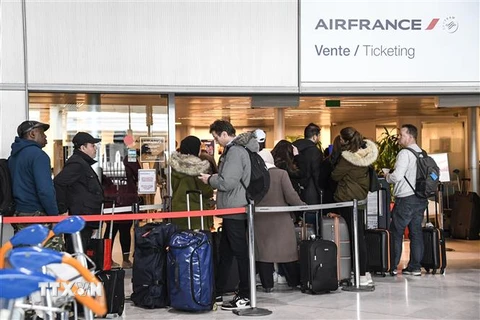 Hành khách chờ làm thủ tục tại sân bay Paris-Charles-de-Gaulle ở Roissy en France, Pháp. (Ảnh: AFP/TTXVN)