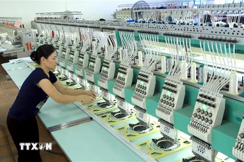 Dây chuyền sản xuất sản phẩm dệt may tại Công ty Cổ phần Đầu tư và Thương mại TNG. (Ảnh: Hoàng Hùng/TTXVN)