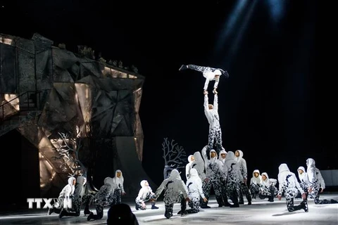 Đoàn xiếc Cirque du Soleil biểu diễn tại Riga, Latvia ngày 15/1. (Ảnh: AFP/TTXVN)