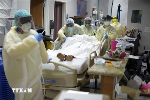Nhân viên y tế chuyển bệnh nhân mắc COVID-19 tại một bệnh viện ở bang Texas, Mỹ. (Ảnh: AFP/TTXVN)