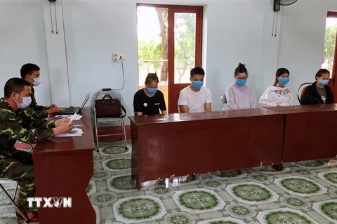 Năm người Trung Quốc bị tạm giữ tại Đồn Biên phòng Trà Cổ. (Ảnh: TTXVN phát)