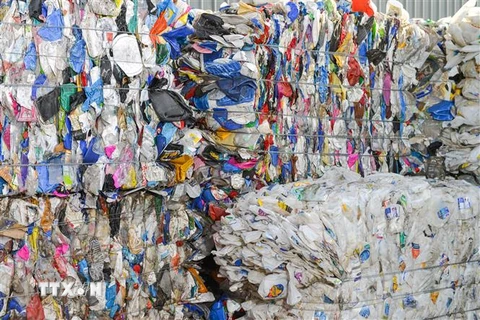 Rác thải nhựa tại một cơ sở tái chế rác ở Edinburgh, Australia. (Ảnh: AFP/TTXVN)