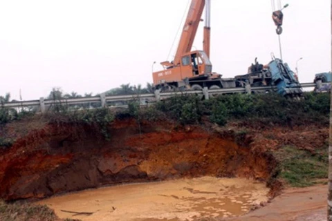Đường ống nước dẫn nước sông Đà bị vỡ nhiều lần (Ảnh: CTV)