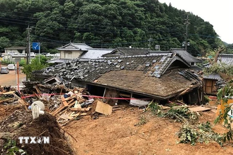 Căn nhà bị sập do lở đất sau mưa lớn ở Ashikita, quận Kumamoto, phía Nam Kyushu, Nhật Bản ngày 5/7. (Ảnh: AFP/TTXVN)