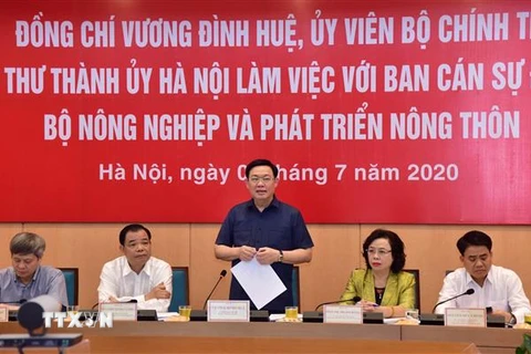 Bí thư Thành ủy Hà Nội Vương Đình Huệ phát biểu tại buổi làm việc với Ban Cán sự Đảng Bộ Nông nghiệp và Phát triển nông thôn. (Ảnh: Văn Điệp/TTXVN)