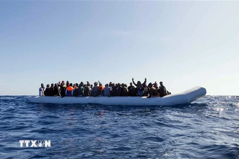 Người di cư vượt Địa Trung Hải để sang châu Âu. (Ảnh: AFP/TTXVN)