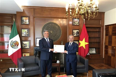 Đại sứ đặc mệnh toàn quyền Việt Nam tại Liên bang Mexico Nguyễn Hoài Dương trao quyết định cho ông Miguel Angel Landeros Voquart. (Ảnh: Lưu Việt Hùng/TTXVN)