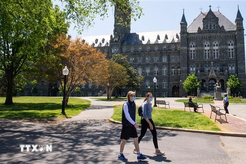 Sinh viên đeo khẩu trang phòng lây nhiễm COVID-19 tại trường đại học Georgetown ở Washington, DC, Mỹ. (Ảnh: AFP/TTXVN)
