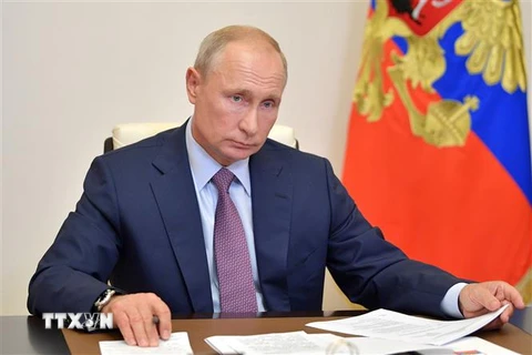 Tổng thống Nga Vladimir Putin chủ trì một cuộc họp trực tuyến ở ngoại ô Moskva. (Ảnh: AFP/TTXVN)