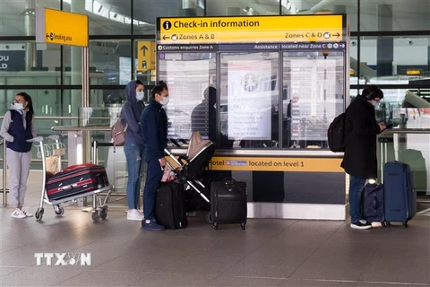 Hành khách tại sân bay Heathrow ở thủ đô London, Anh. (Ảnh: THX/TTXVN)