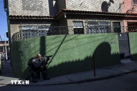 Cảnh sát Brazil trong một chiến dịch truy quét tội phạm. (Ảnh: AFP/TTXVN)
