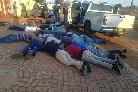Cảnh sát Nam Phi khống chế các đối tượng bên ngoài nhà thờ. (Nguồn: dailymail.co.uk)