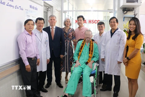 Bệnh nhân 91 chụp ảnh lưu niệm với đại diện Lãnh sự quán Anh tại Thành phố Hồ Chí Minh và các y bác sỹ trong ngày xuất viện. (Ảnh: TTXVN phát)