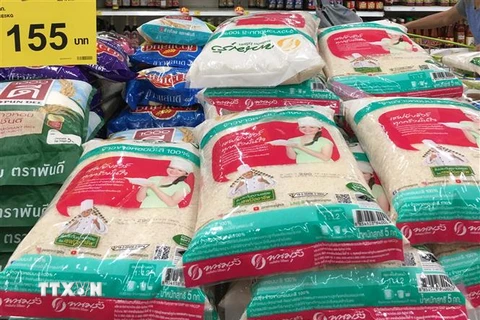 Gạo đóng túi được bày bán với nhiều mẫu mã tại một siêu thị lớn ở trung tâm thủ đô Bangkok. (Ảnh: Ngọc Quang/TTXVN)