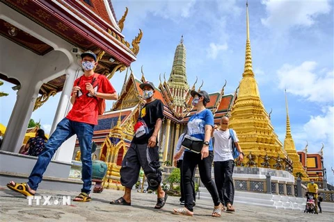 Khách du lịch thăm quan Cung điện Hoàng gia ở Bangkok, Thái Lan. (Ảnh: AFP/TTXVN)