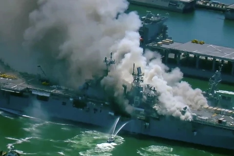Tàu quân sự USS Bonhomme Richard bốc cháy. (Nguồn: news.usni.org)