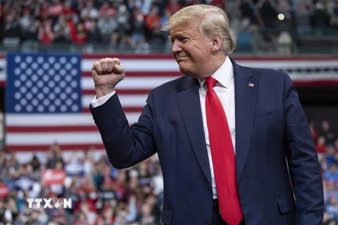 Tổng thống Mỹ Donald Trump phát biểu trước người ủng hộ tại cuộc vận động tranh cử ở Manchester, New Hampshire. (Ảnh: AFP/TTXVN)